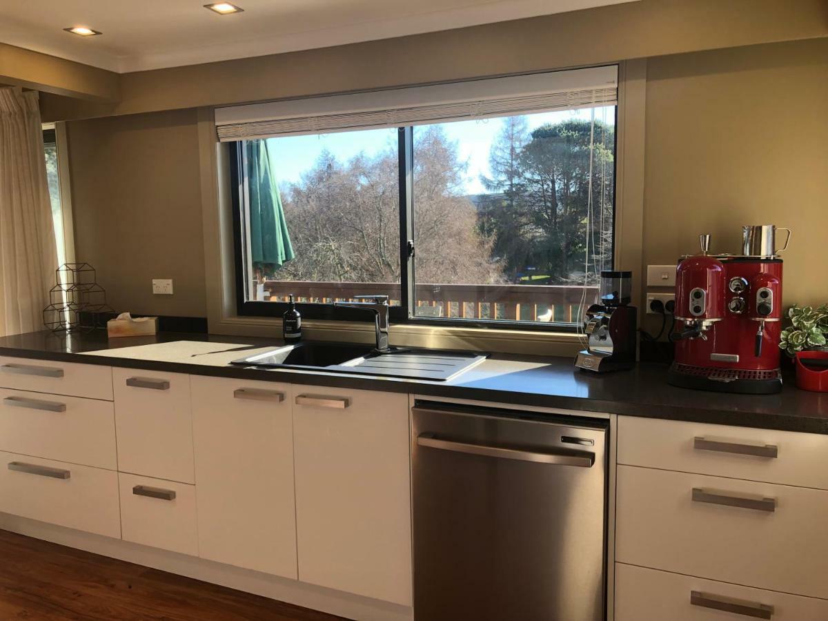 Kinloch Lakeview Lodge - Taupo Bagian luar foto